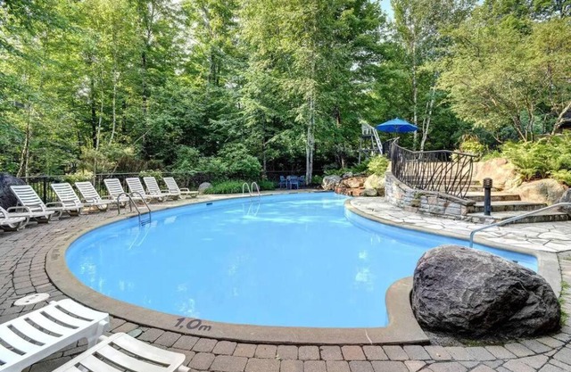 Chalet-Style Condo - 5 minutes to Lifts and village!