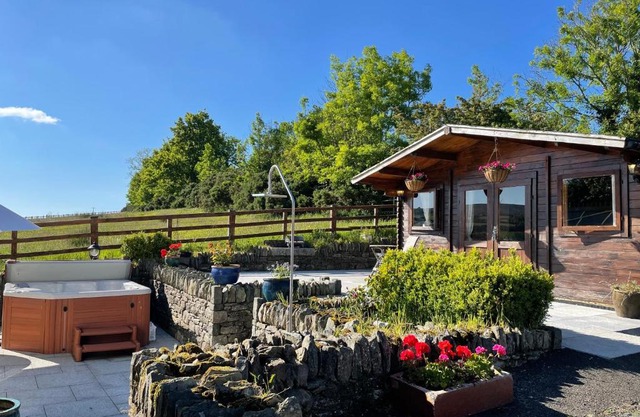 Chalet Superking bed Free Sauna jacuzzi