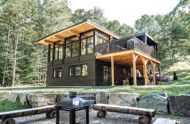 Chalet Van Haven – Spacious Mountain Chalet w/Hot Tub, Lake Access & Game Room
