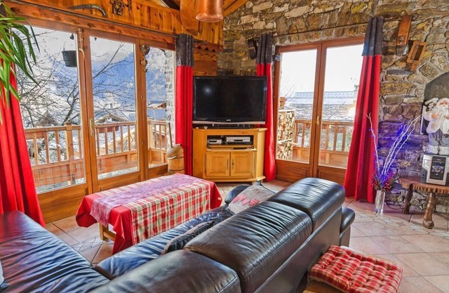 Chalet, wifi, ski-in/ski-out & foot of the slopes, fitness, sauna, terrace, balcony