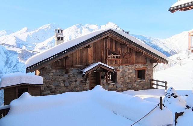 Chalet with view, sleeps 6 to 8, less than 10 minutes from the 3 Vallées slopes.