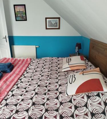 Chambre bleue dans maison avec parking