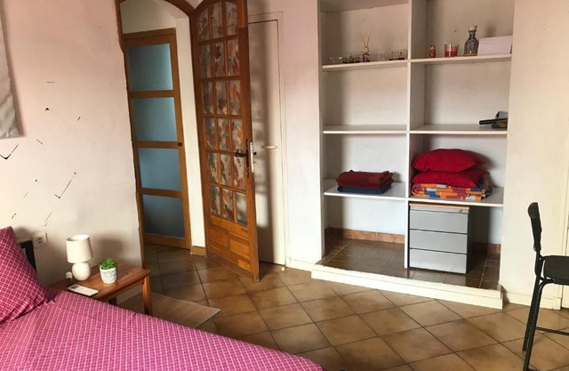 Chambre climatisée avec sdb privée dans une villa avec piscine ouverte d'avril à mi octobre