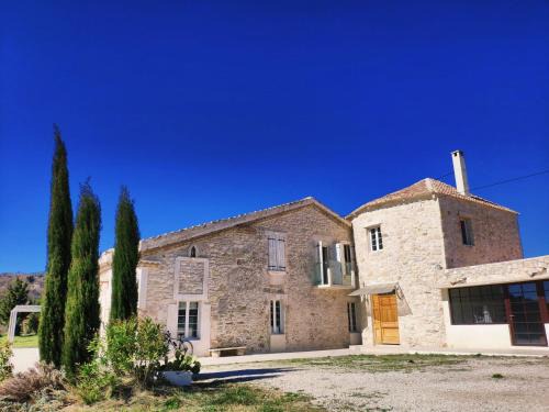 Chambre cosy avec terrasse sur la colline boisée, parking privé, jardin, calme, climatisation, 10 mn pont du Gard num7