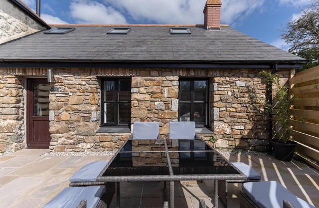 Champagne Cottage - modern & elegant retreat, sleeps 2+2, parking & EV charging