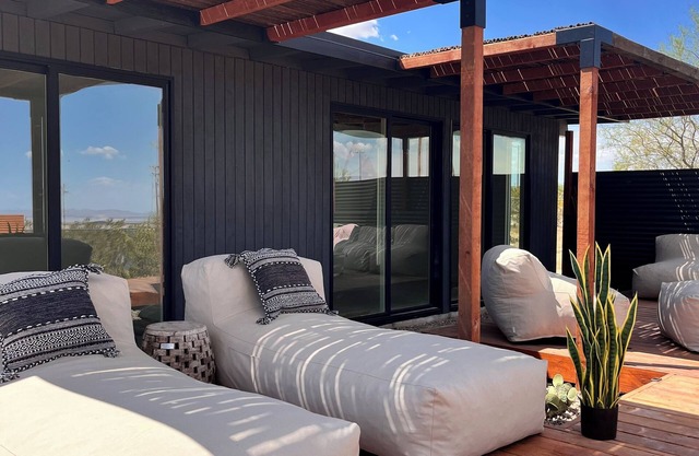 Champagne Supernova Modern Desert Chic w/Stunning views.Hot Tub & Pool Table!