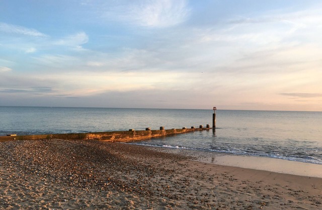 Chapel Cottage: Beautiful pet friendly family home within short walk to beach