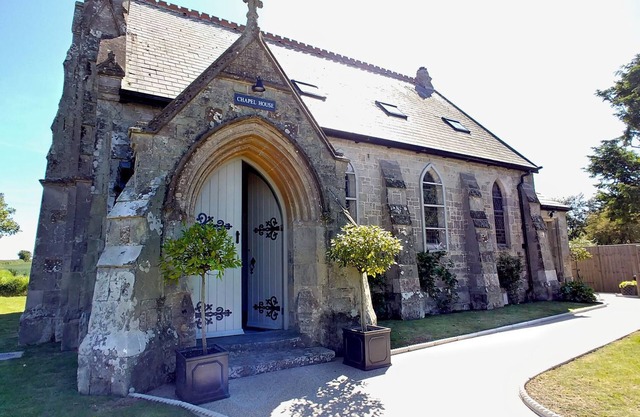 CHAPEL HOUSE, luxury holiday cottage, with a garden in Chale