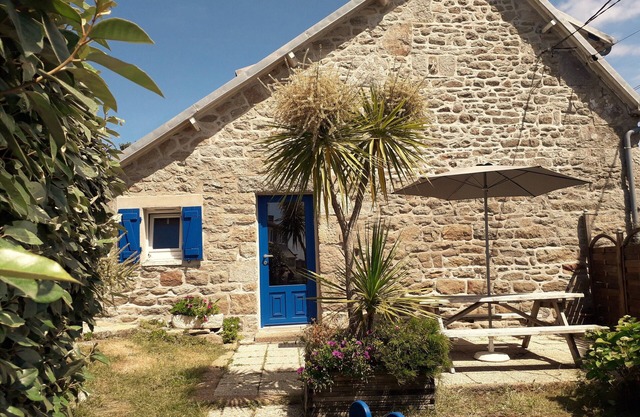 Character house, comfortable, sea view in the Ile-Grande