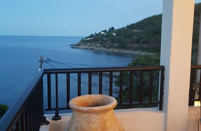 Character house overlooking the sea (20m away).4 bedrooms, 4 bathrooms