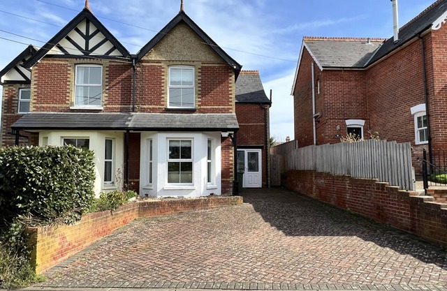 Character Victorian House, Freshwater, Sleeps 6, WiFi, Parking, Garden