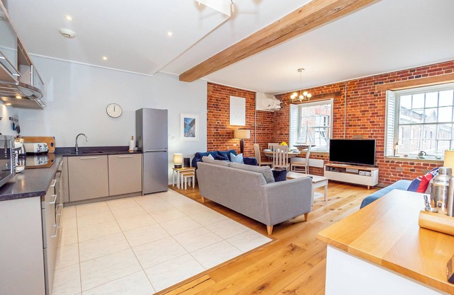 Characterful apartment overlooking Marina