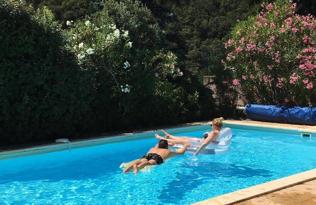 Characterful stone farmhouse with stunning views of Pyrenees