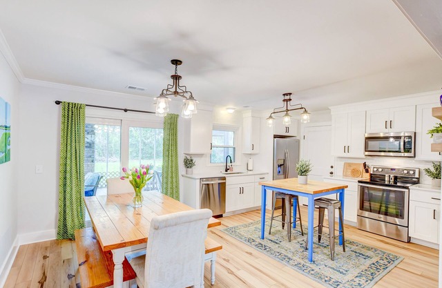 Charleston Home near Downtown & Folly Beach