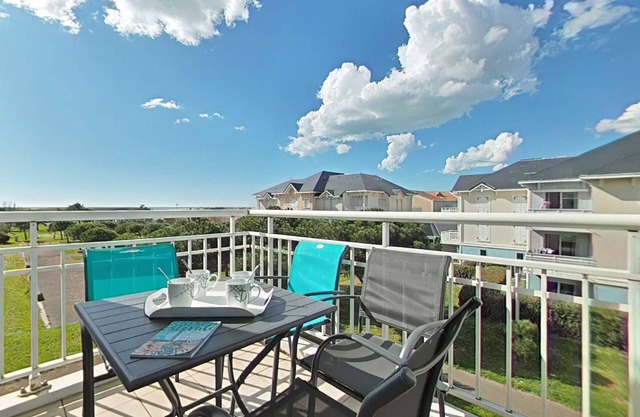 Charming 2-Bed Apt, Sleeps 6, 700m to Beach, Balcony, Garage, Elevator