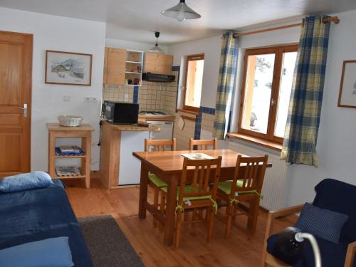 Charmant Rez-de-Jardin Proche Forêt, Centre et Pistes, 4 Pers, Parking Privé - FR-1-464-170