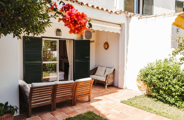 Charming 3-bedroom beachside chalet with WiFi & AC, in El Puerto de Santa María