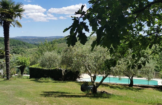 Charming 2-person Les Voûtes gîte in Domaine de L'Amourie swimming pool wifi