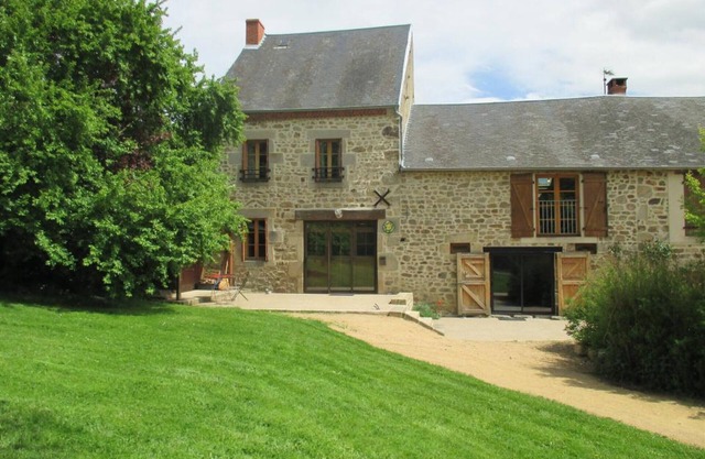 Charming Independent Stone House with Large Garden, Terrace, WiFi, Babyfoot, Near Thermal Spas