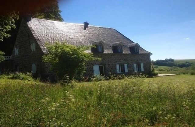 Charming house in the heart of the Auvergne, 260 M2, 10 hectares of property