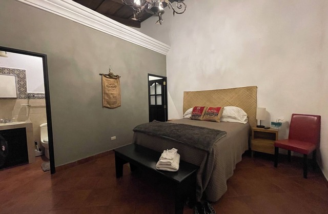 Charming 1 bedroom with private bathroom, shared house in Antigua GT, with WiFi