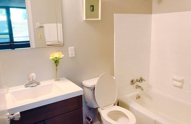 Charming 1-bedroom apartment with AC, fitness room in Midtown Greensboro