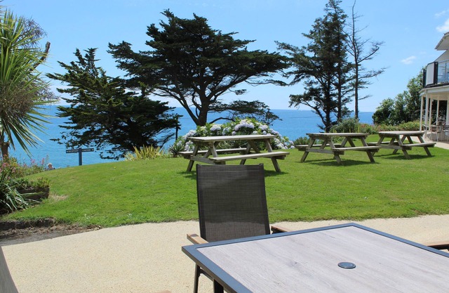 Charming 1 Bedroom Apartment with Fantastic Sea Views