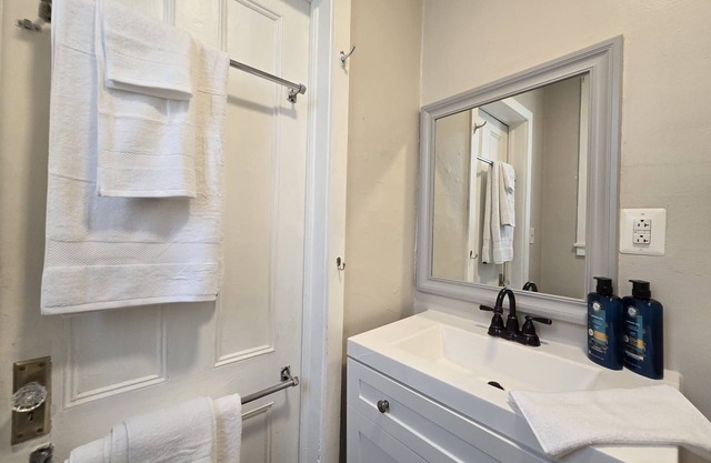 Charming 1-bedroom apartment in lovely Kingston with AC, WiFi