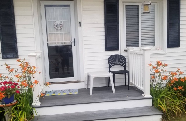 Charming 1-bedroom cottage in lovely Hampton directly across from beach.