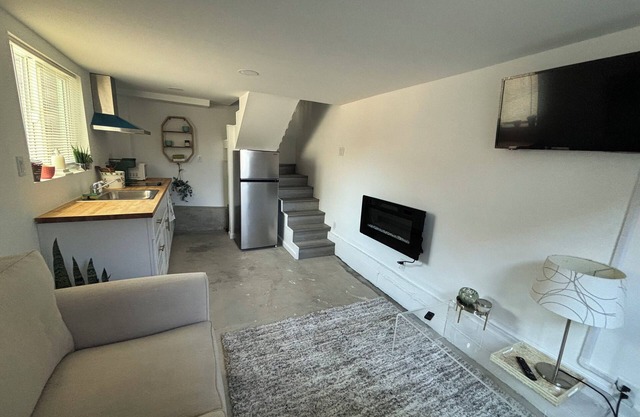 Charming 1-bedroom cottage walking distance to Highland Hospital