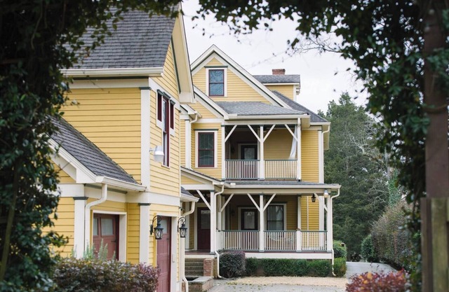 Charming 1-bedroom enchanting cottage with goats in Atlanta's Grant Park