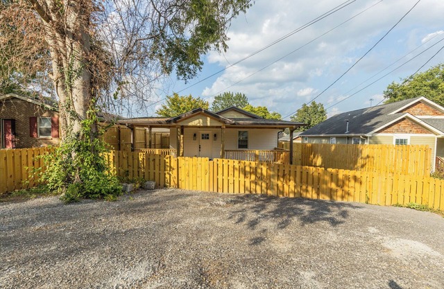 Charming 1-bedroom house, pet friendly fenced yard, in marvelous West Nashville