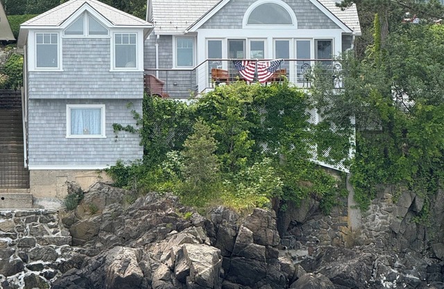 Charming 1-bedroom seaside cottage in enchanting Marblehead with WiFi, AC