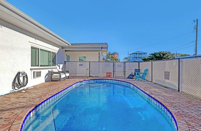 Charming 1-Bedroom VilLLA WALK TO BEACH with Pool