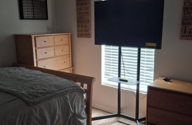 Charming 1-bedroom house in fantastic Jacksonville with WiFi, AC