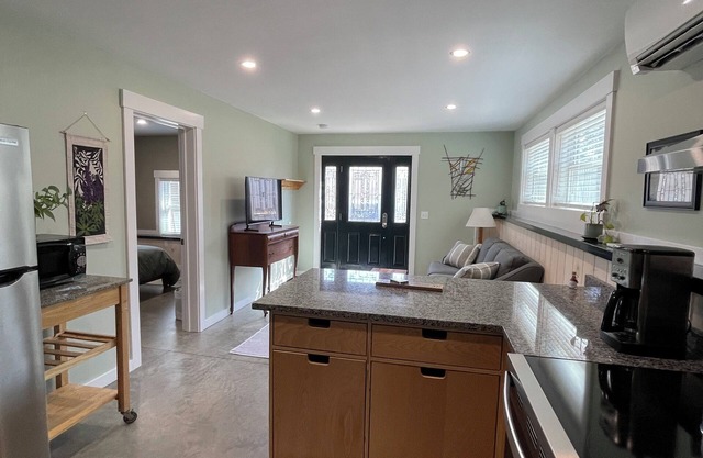 Charming 1-bedroom apartment with AC, WiFi in tranquil Lincolnville