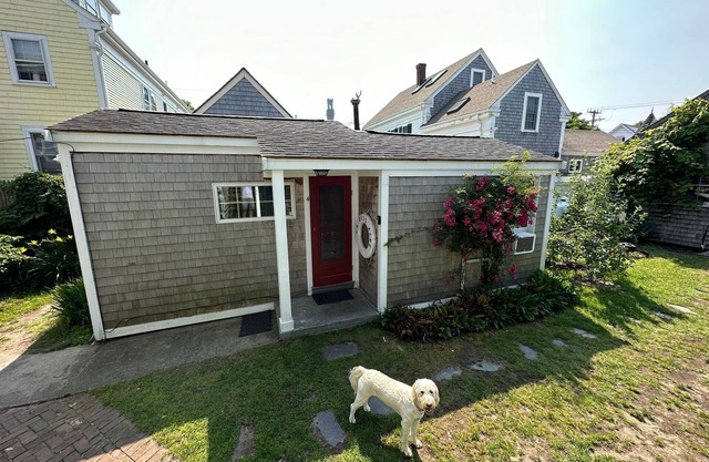 Charming 1-Bedroom/bathroom Cottage, Center of Town, parking and outdoor space