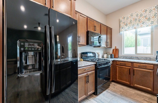 Charming 1-Bedroom Casita with Full Kitchen, Private Garage & Cozy Outdoor Area