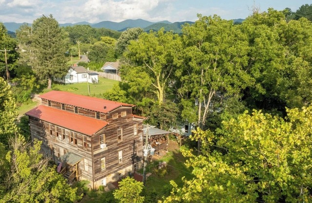 Charming 1-bedroom Cottage in lovely Weaverville with AC