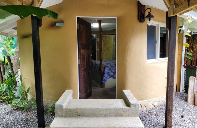 Charming 1-BR cottage w/WiFi and AC w/pool and beach access in Runaway Bay
