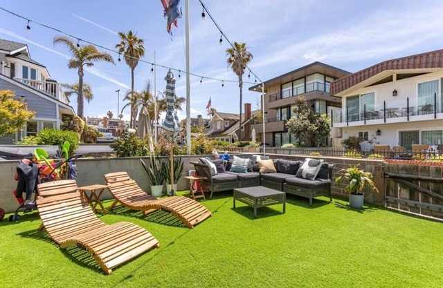 Charming 1920s Hermosa Bungalow Steps from The Strand