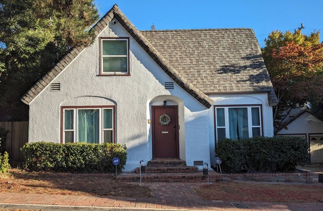 Charming 1920s Retreat with outdoor space and close to Napa! Pet-friendly