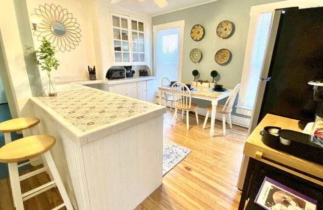 Charming 1Bed/1Bath (upstairs) apartment *Extended Stay*