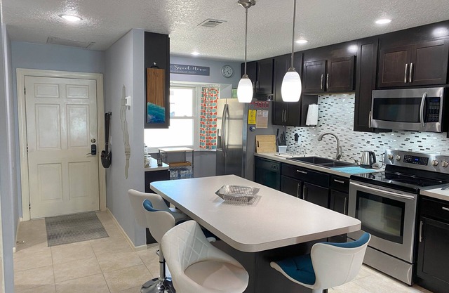 Charming 2/2/2 townhome, 5 mins walk to the beach in Satellite Beach