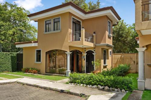 Charming 2 BD Villa with Pool Access