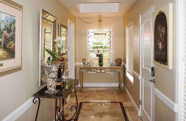 Charming 2-bedroom cottage, walk to downtown Carmel-by-the-Sea