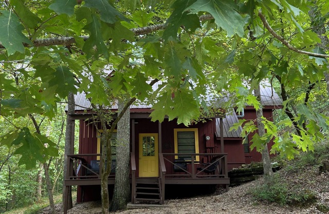 Charming 2 bedroom 2 bath cabin in lovely Eureka Springs