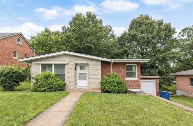 Charming 2-bedroom house in Jefferson City with AC