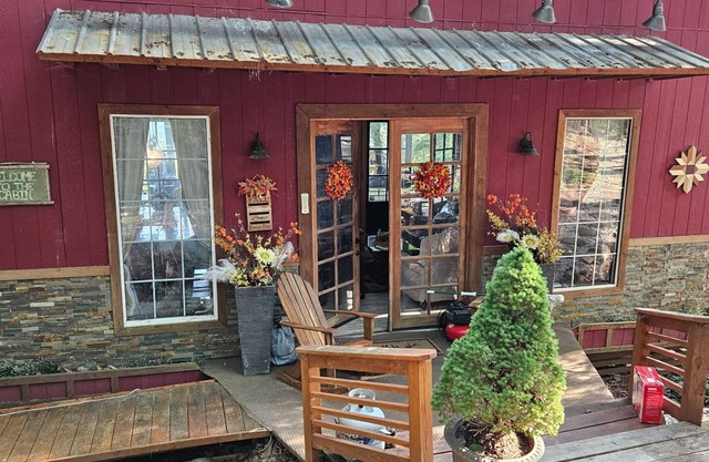 Charming 2+-bedroom cabin in marvelous West Jefferson with incredible views