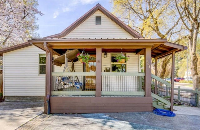 Charming 2-bedroom cottage in nice Coeur d'Alene with WiFi, AC & Hot Tub